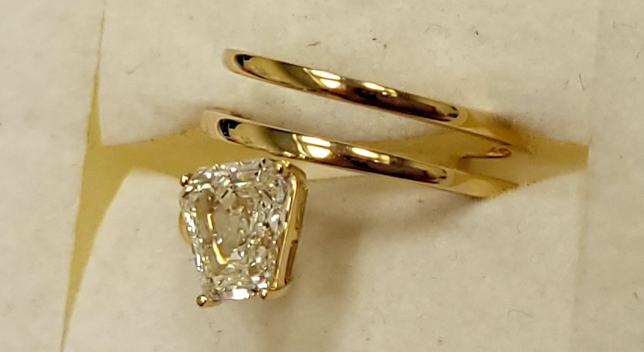 3rd Image of a N/A 18K YELLOW GLD CALF STEP DIAMOND