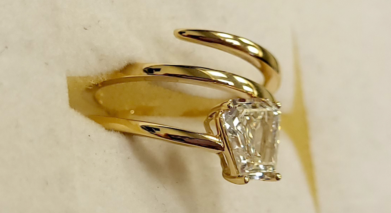 4th Image of a N/A 18K YELLOW GLD CALF STEP DIAMOND