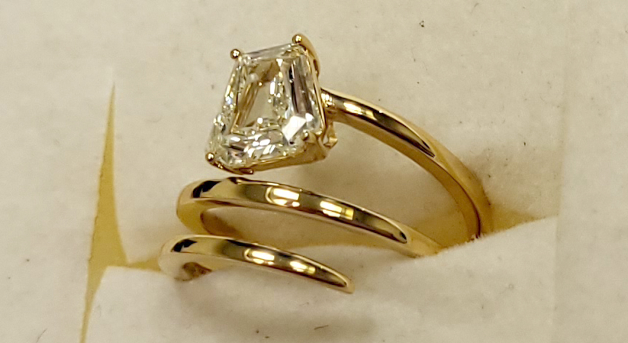 5th Image of a N/A 18K YELLOW GLD CALF STEP DIAMOND