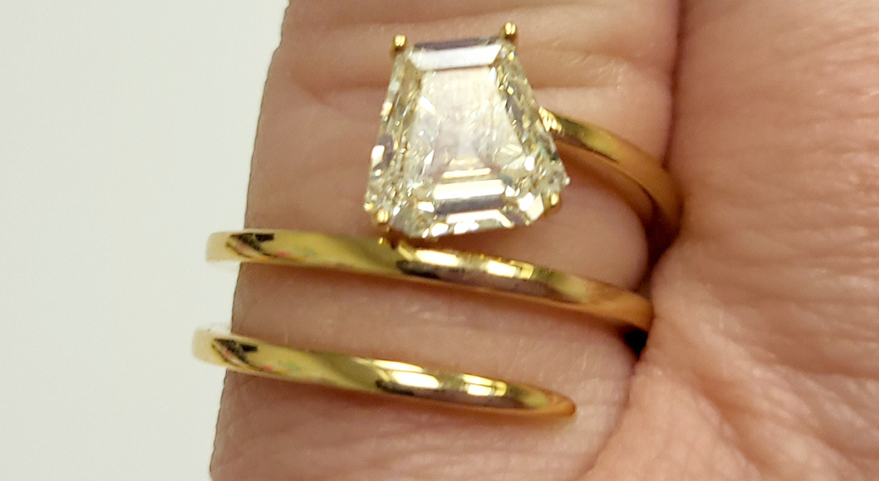 7th Image of a N/A 18K YELLOW GLD CALF STEP DIAMOND