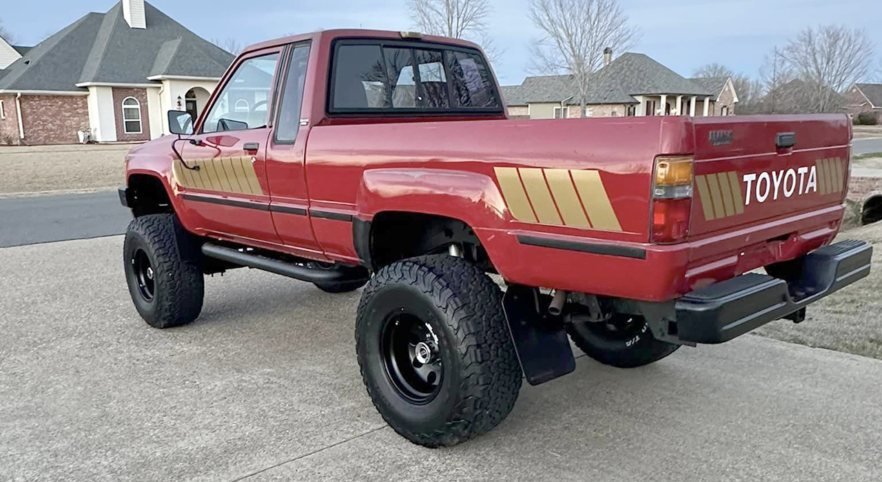 2nd Image of a 1985 TOYOTA PICKUP DELUXE