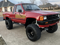 Image 2 of 16 of a 1985 TOYOTA PICKUP DELUXE