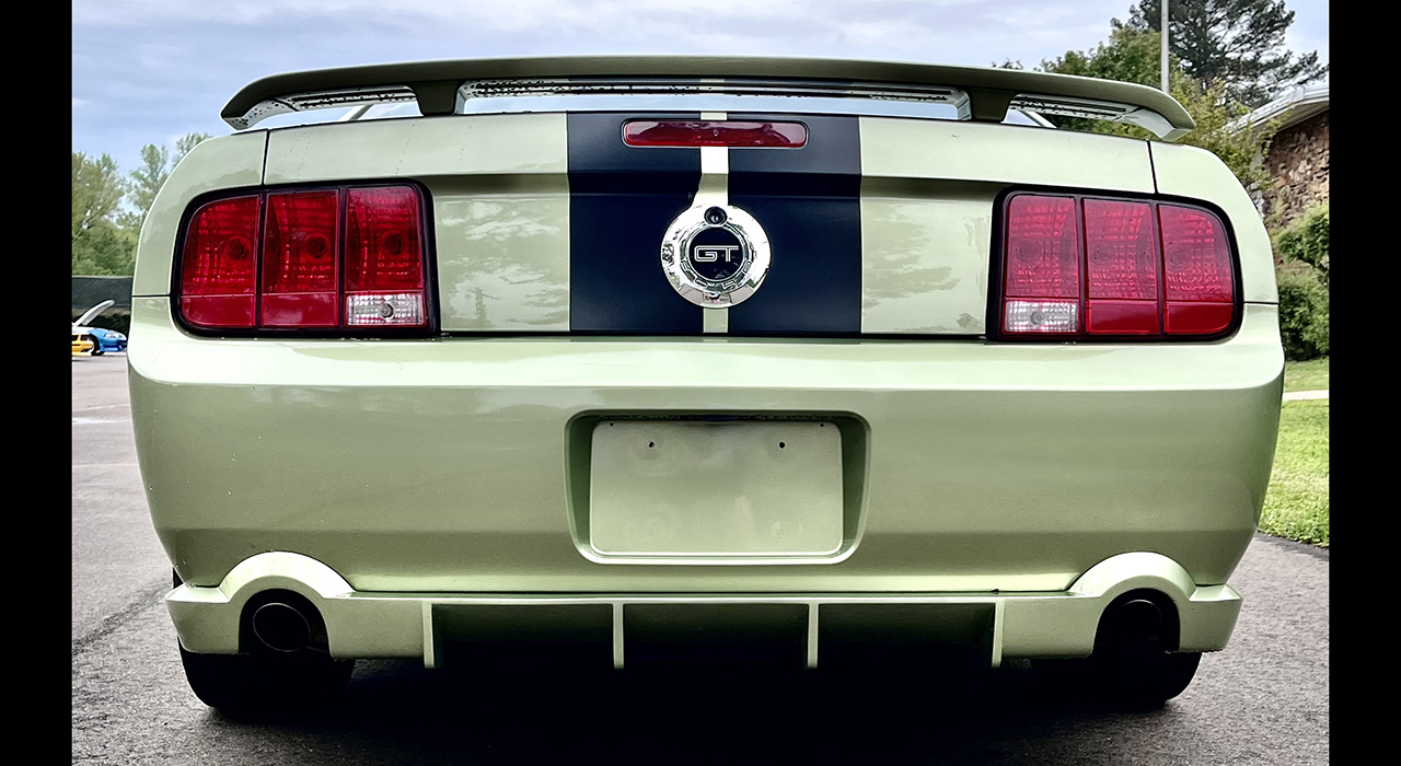3rd Image of a 2005 FORD MUSTANG GT