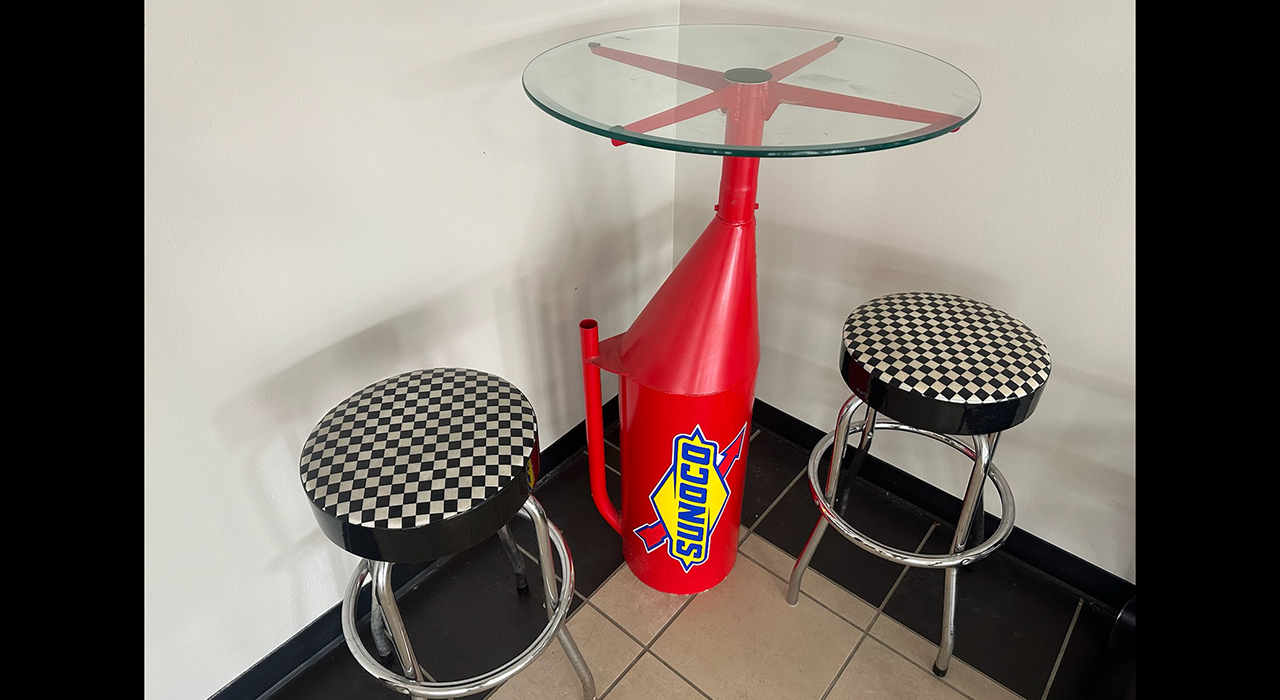 0th Image of a N/A SUNOCO OIL CAN TABLE AND CHAIRS
