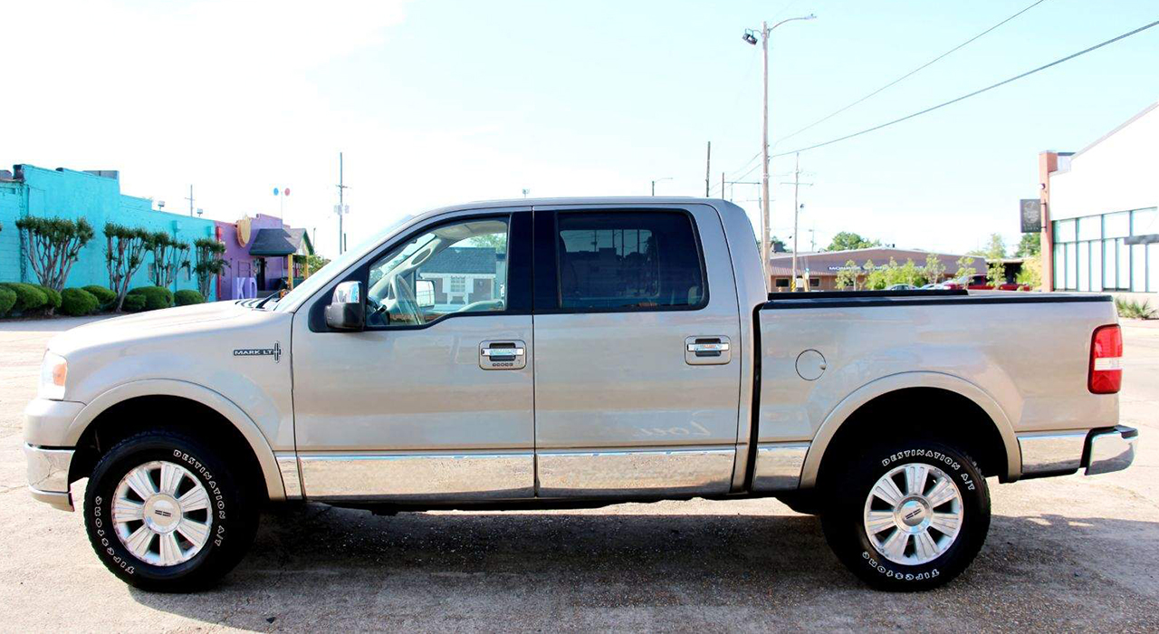 2nd Image of a 2006 LINCOLN MARK LT