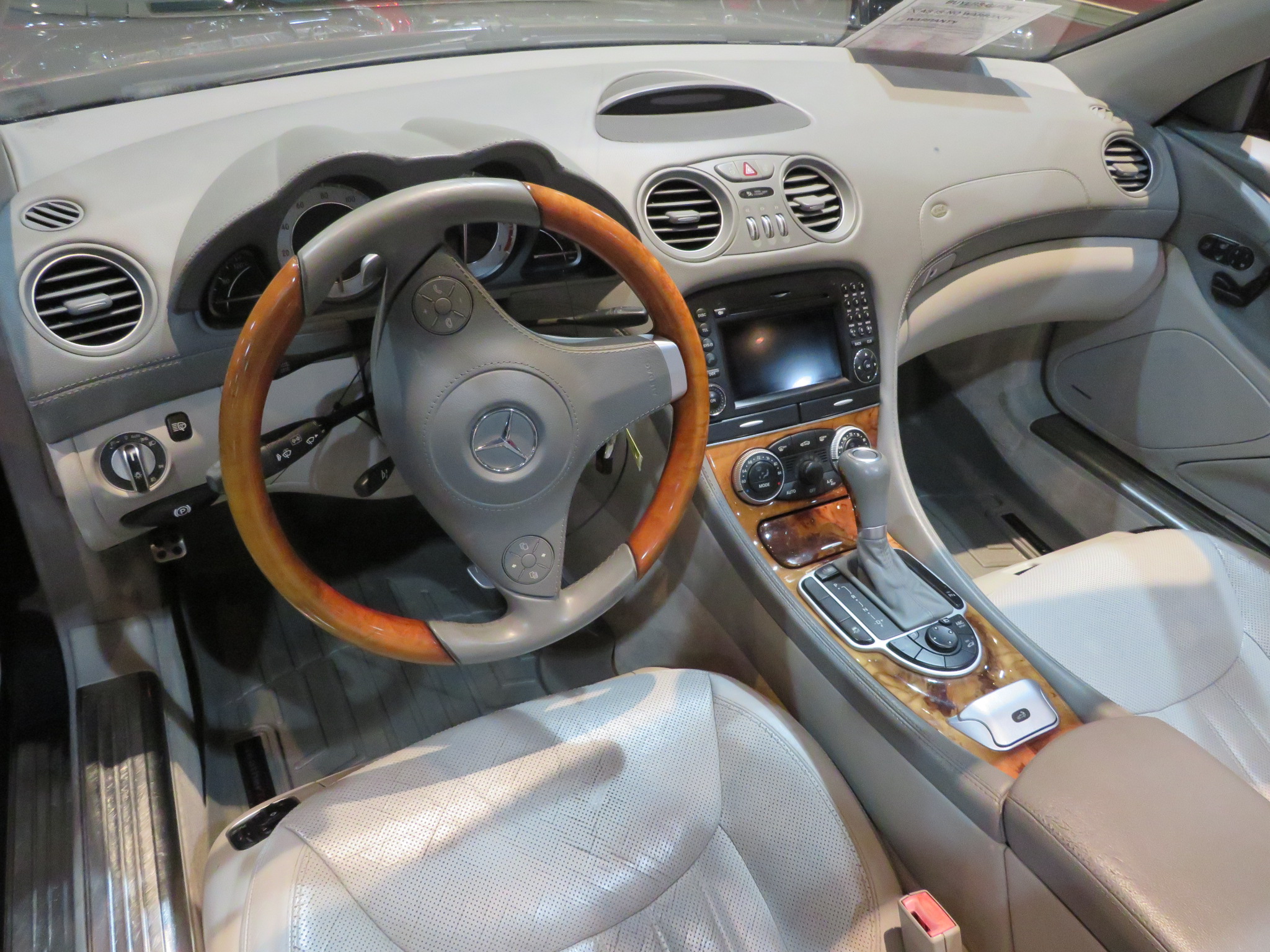 4th Image of a 2011 MERCEDES-BENZ SL-CLASS SL550