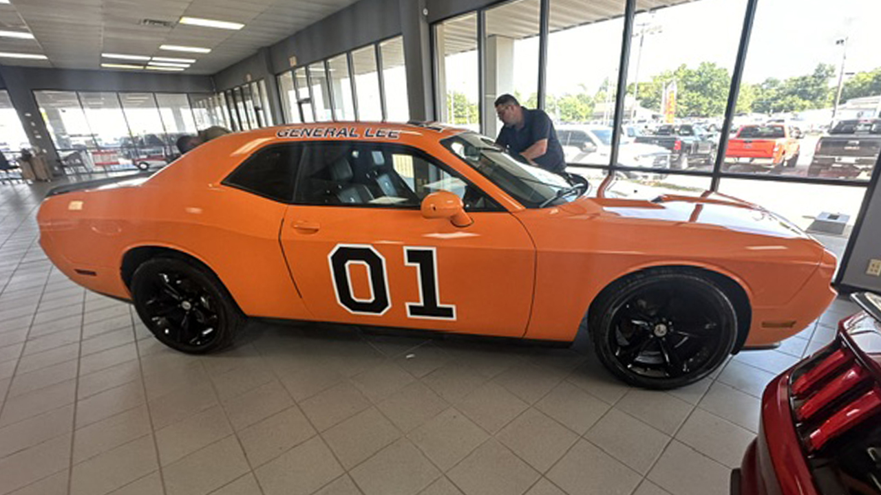 2nd Image of a 2014 DODGE CHALLENGER R/T