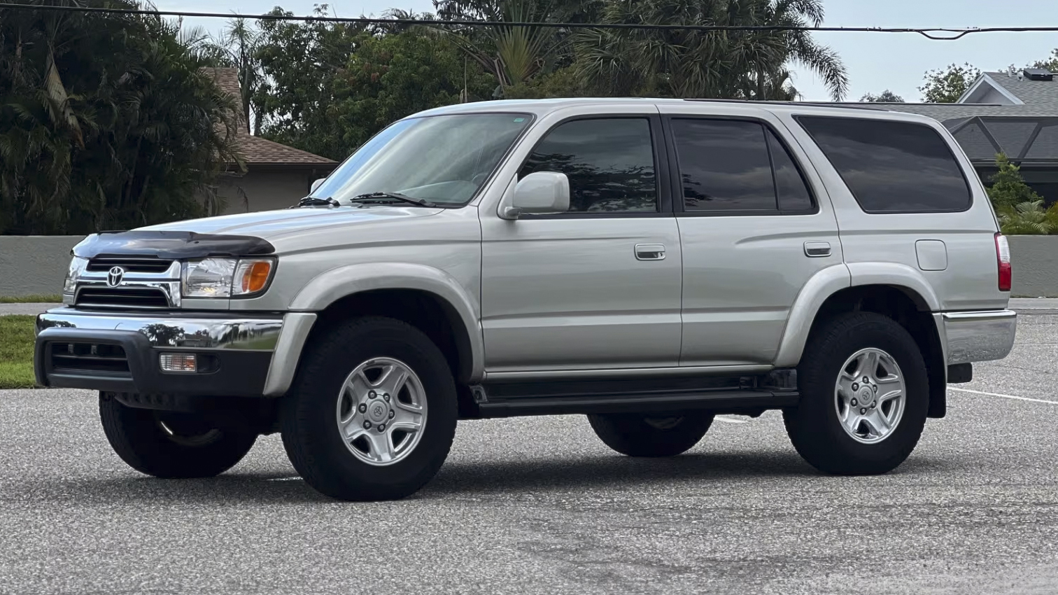 2nd Image of a 2002 TOYOTA 4RUNNER