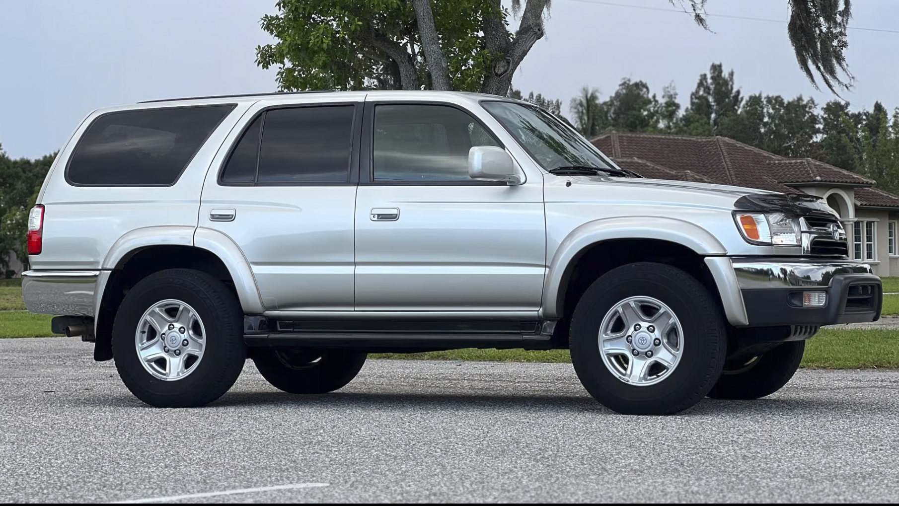 11th Image of a 2002 TOYOTA 4RUNNER