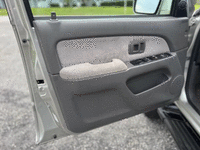 Image 22 of 29 of a 2002 TOYOTA 4RUNNER