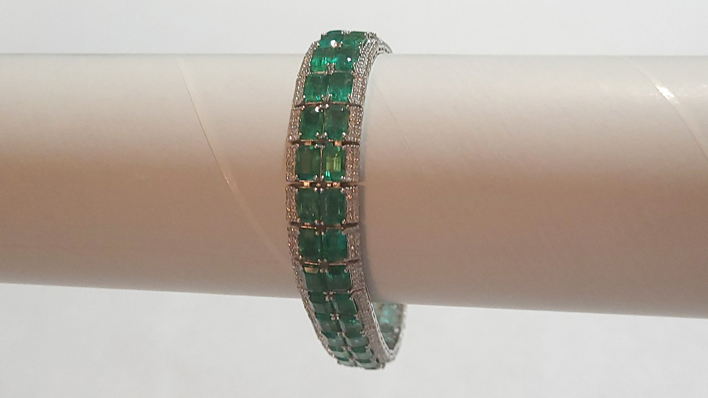 5th Image of a N/A PLATINUM EMERALD DIAMOND
