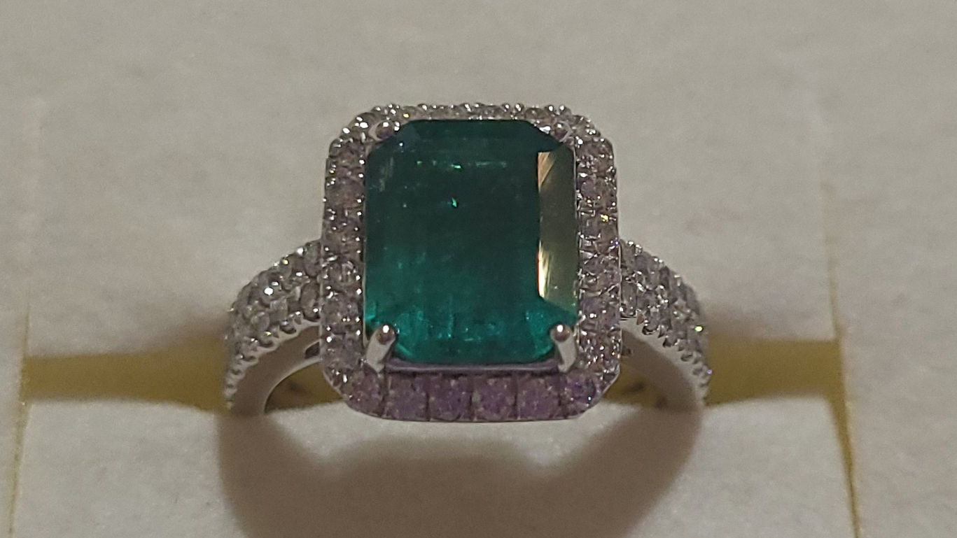 1st Image of a N/A PLATINUM EMERALD DIAMOND