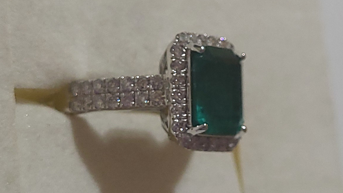 3rd Image of a N/A PLATINUM EMERALD DIAMOND