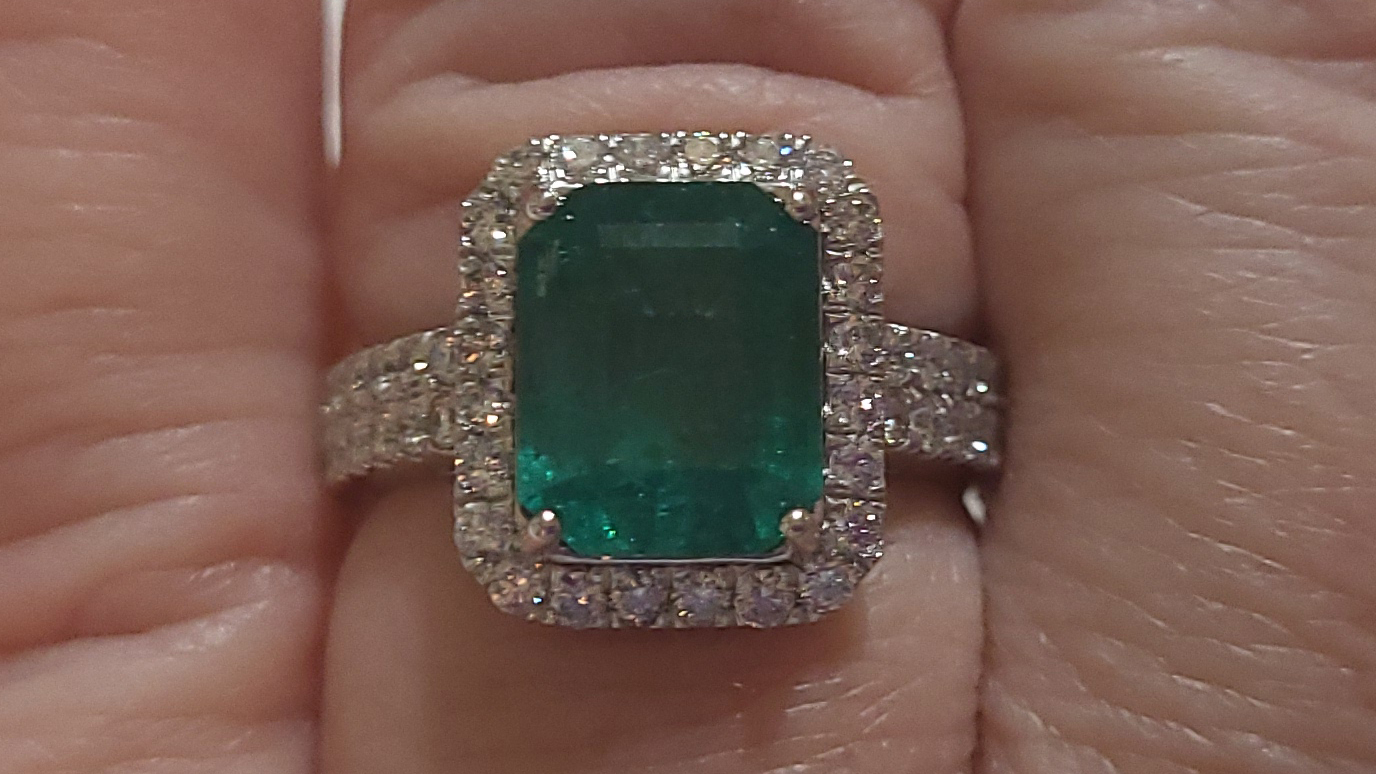 4th Image of a N/A PLATINUM EMERALD DIAMOND