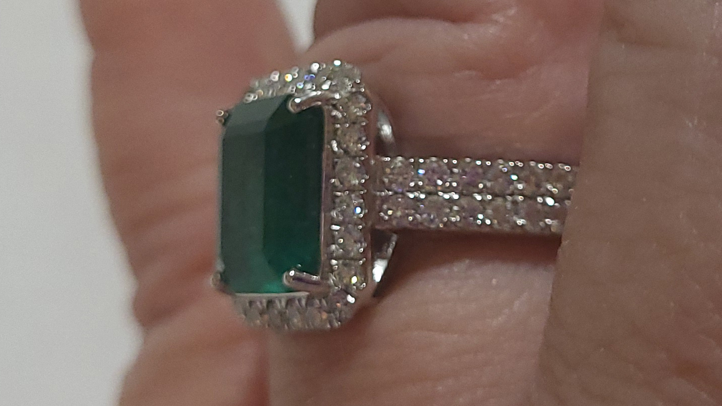 5th Image of a N/A PLATINUM EMERALD DIAMOND