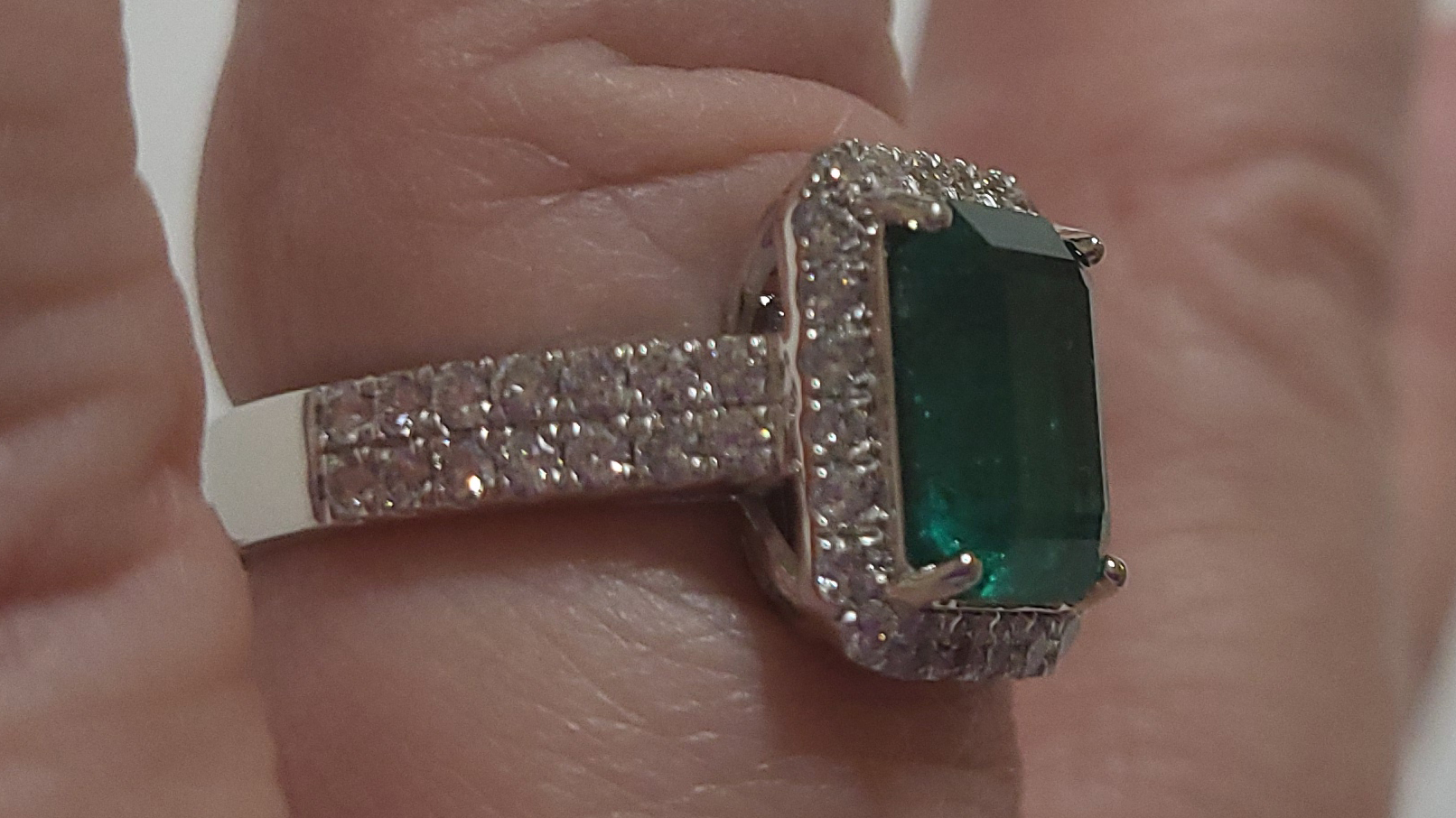 6th Image of a N/A PLATINUM EMERALD DIAMOND