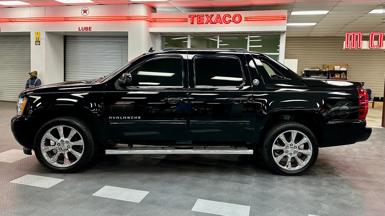 6th Image of a 2013 CHEVROLET AVALANCHE LS