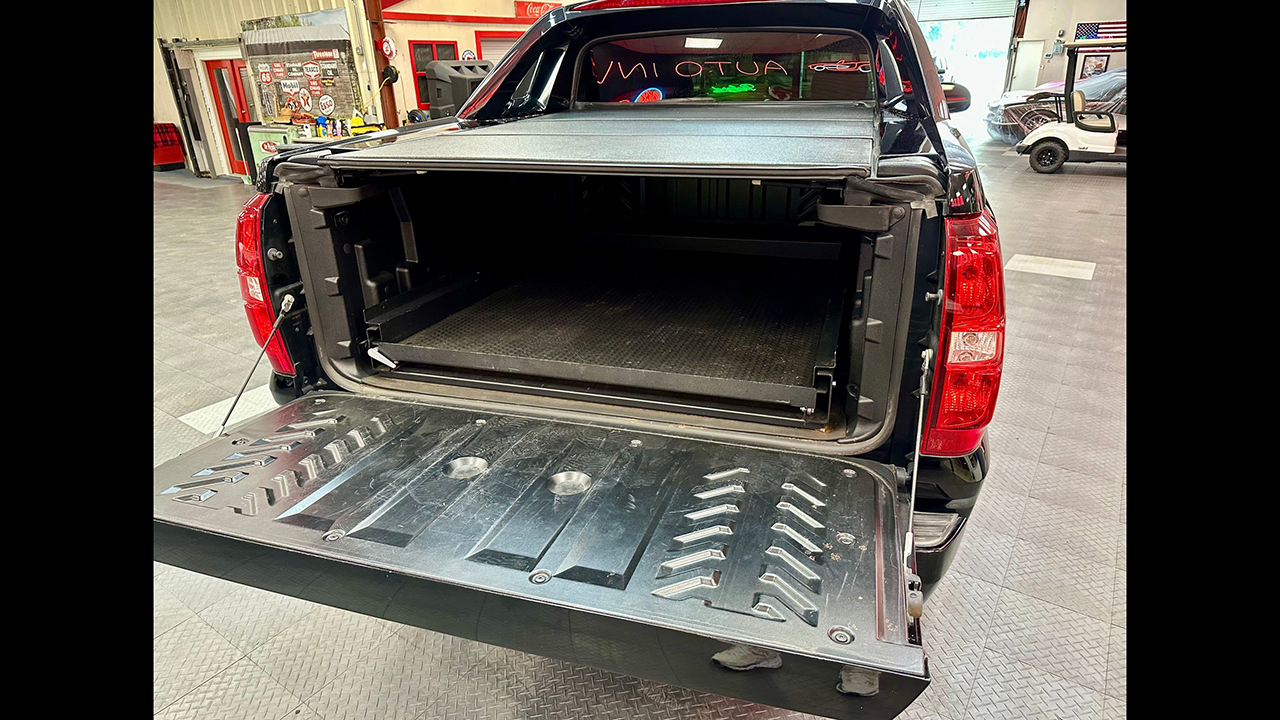10th Image of a 2013 CHEVROLET AVALANCHE LS