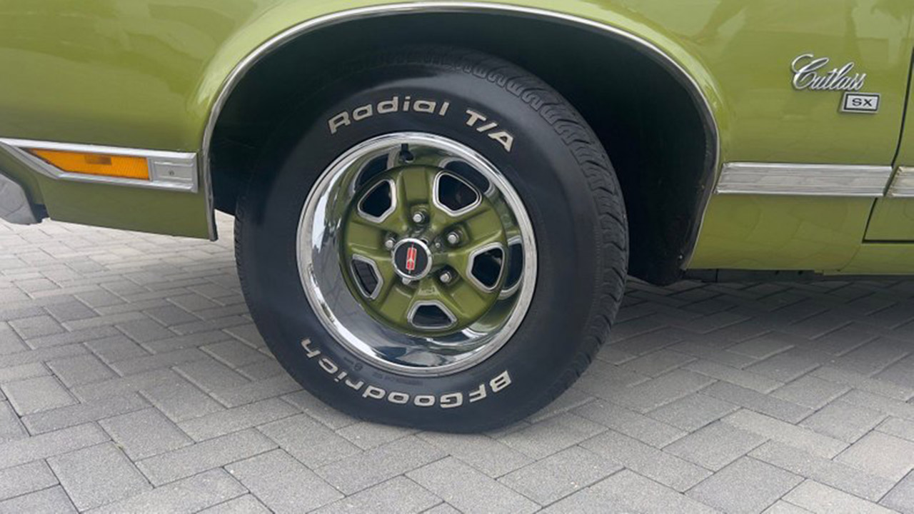 2nd Image of a 1971 OLDSMOBILE CUTLASS