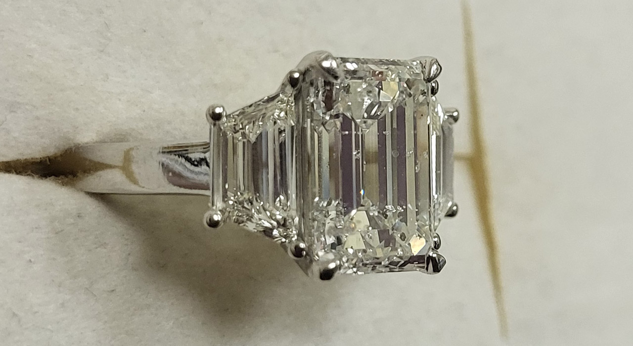 2nd Image of a N/A 18 K WHITE GOLD DIAMOND