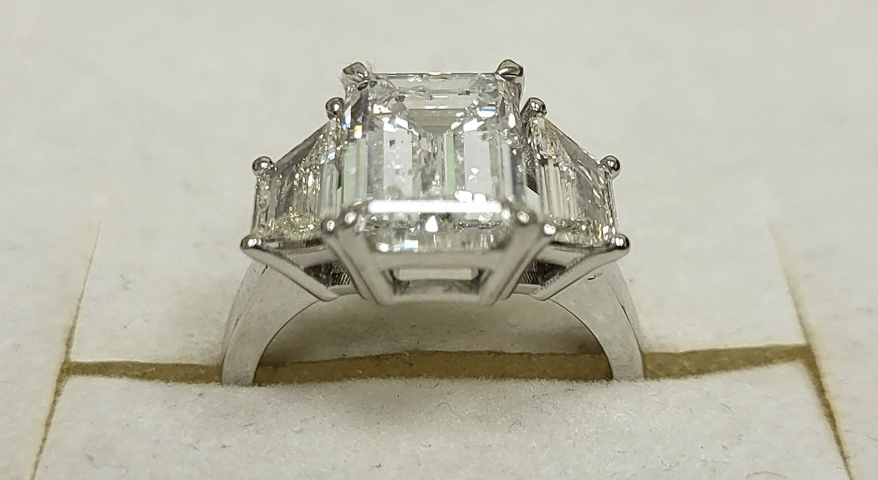 3rd Image of a N/A 18 K WHITE GOLD DIAMOND