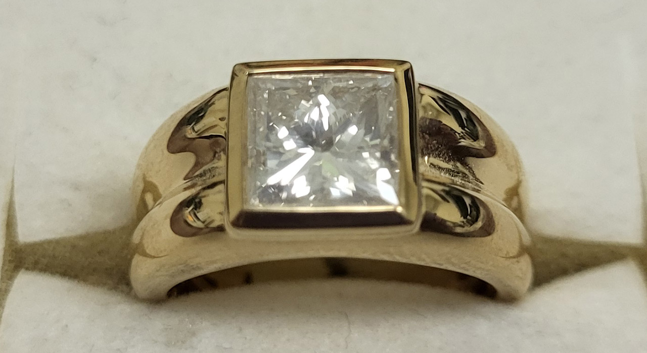 3rd Image of a N/A 18K GOLD DIAMOND SOLITAIRE
