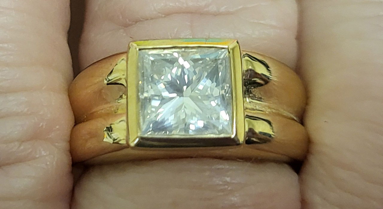 4th Image of a N/A 18K GOLD DIAMOND SOLITAIRE