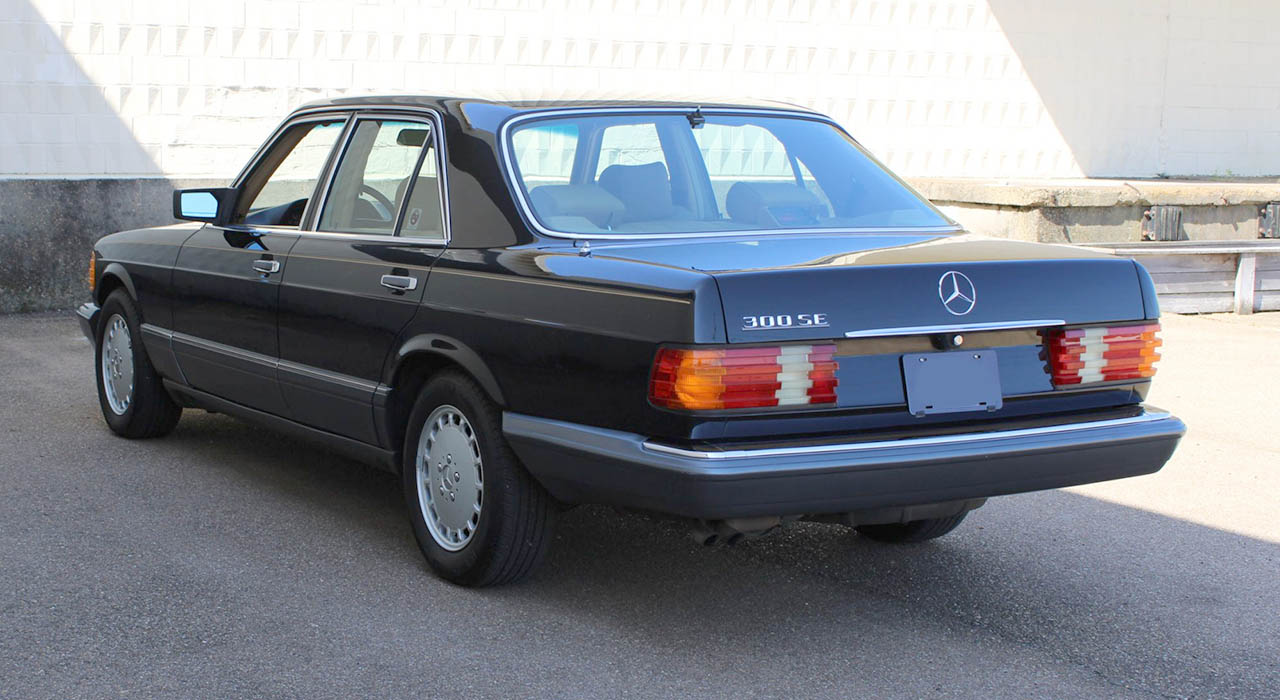 2nd Image of a 1990 MERCEDES 300 SE