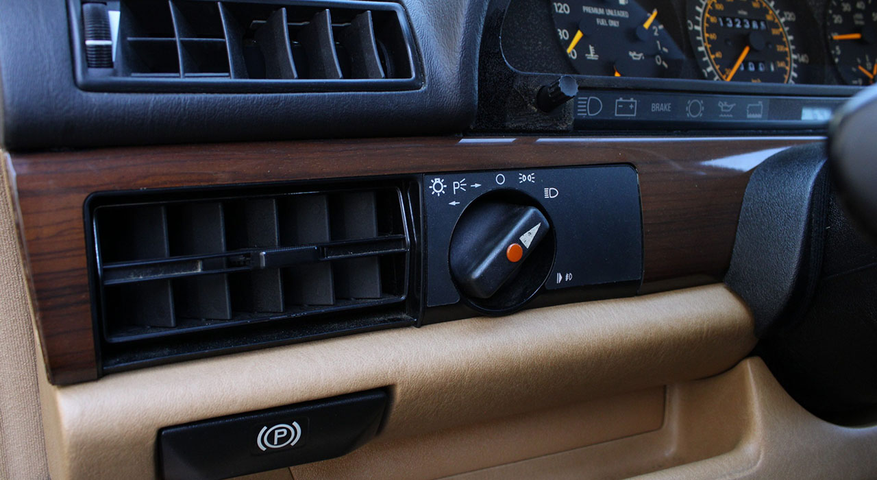 20th Image of a 1990 MERCEDES 300 SE