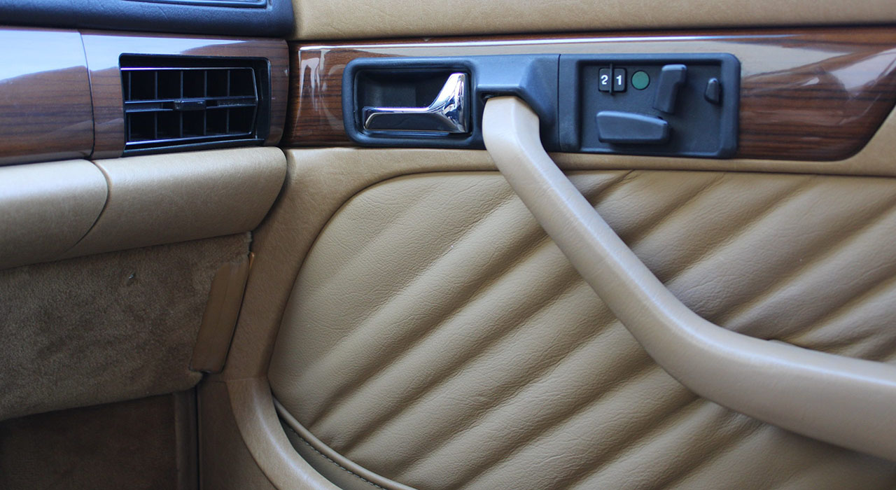 24th Image of a 1990 MERCEDES 300 SE