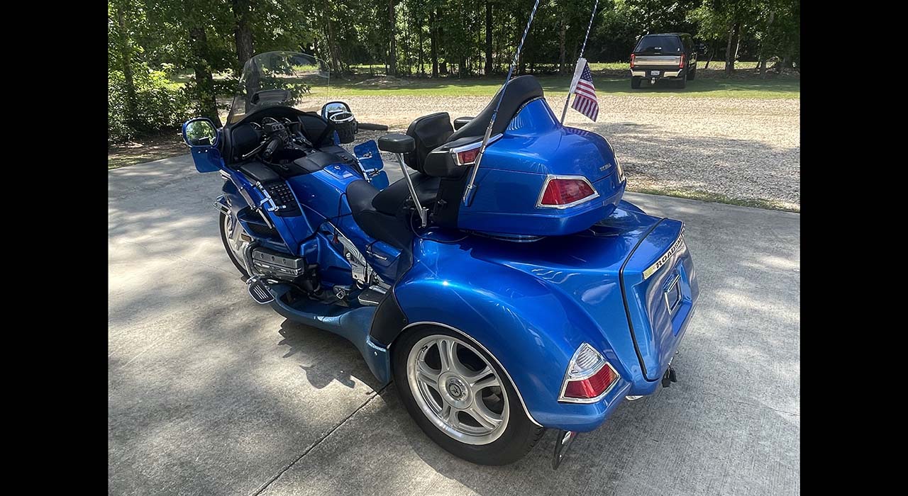 2nd Image of a 2012 HONDA GOLDWING