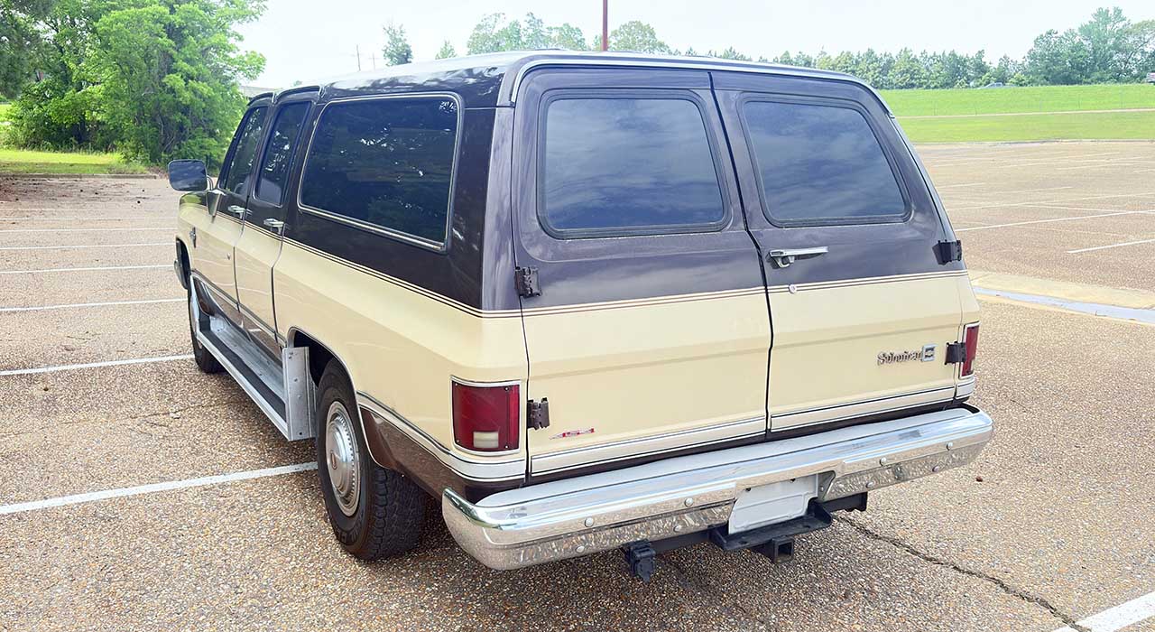 2nd Image of a 1986 CHEVROLET SUBURBAN 3/4 TON; C20