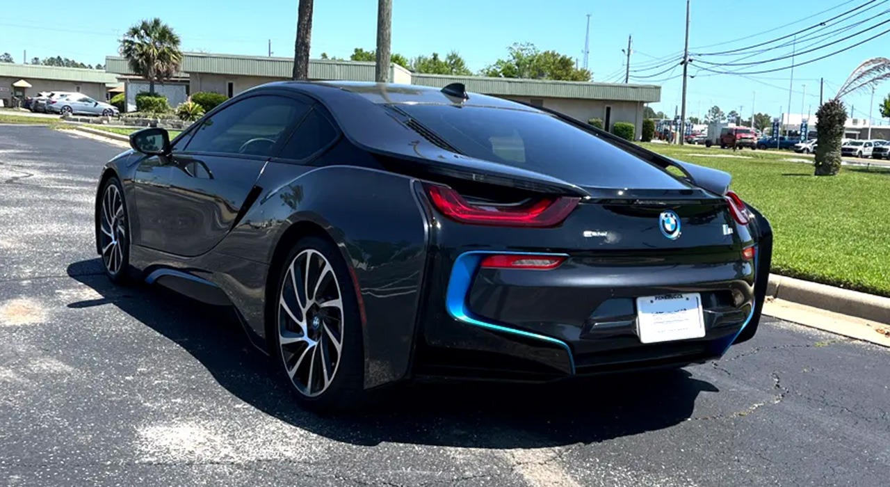 2nd Image of a 2015 BMW I8