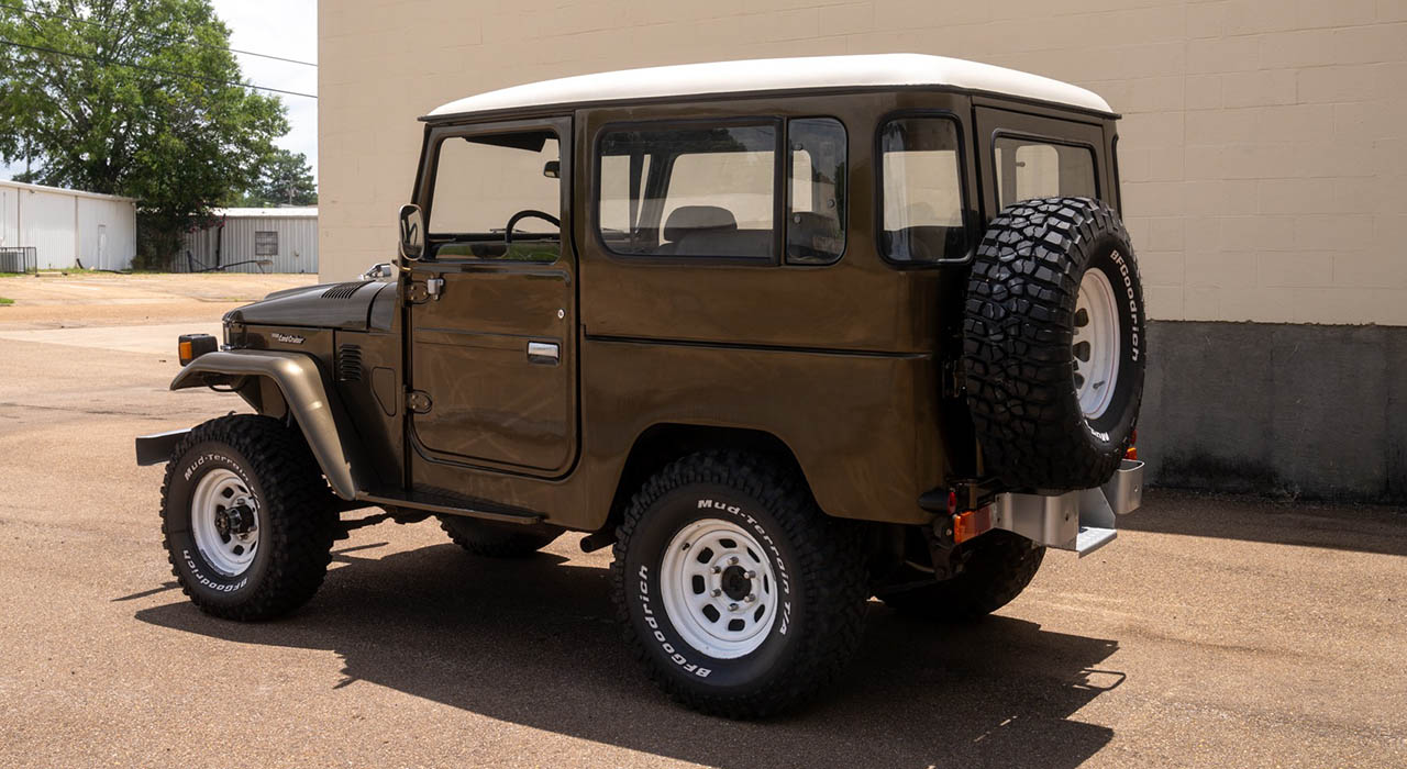 3rd Image of a 1982 TOYOTA LAND CRUISER FJ40 4X4