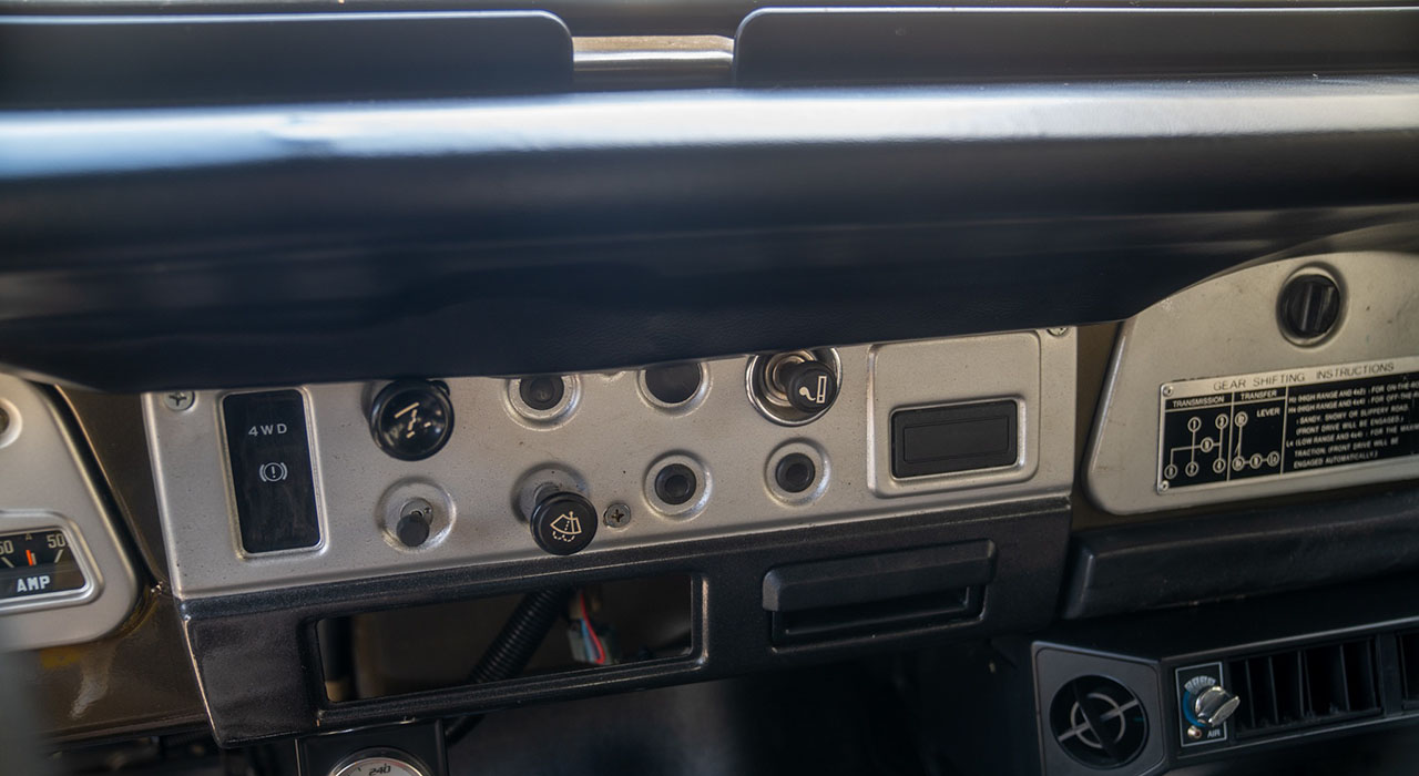 12th Image of a 1982 TOYOTA LAND CRUISER FJ40 4X4