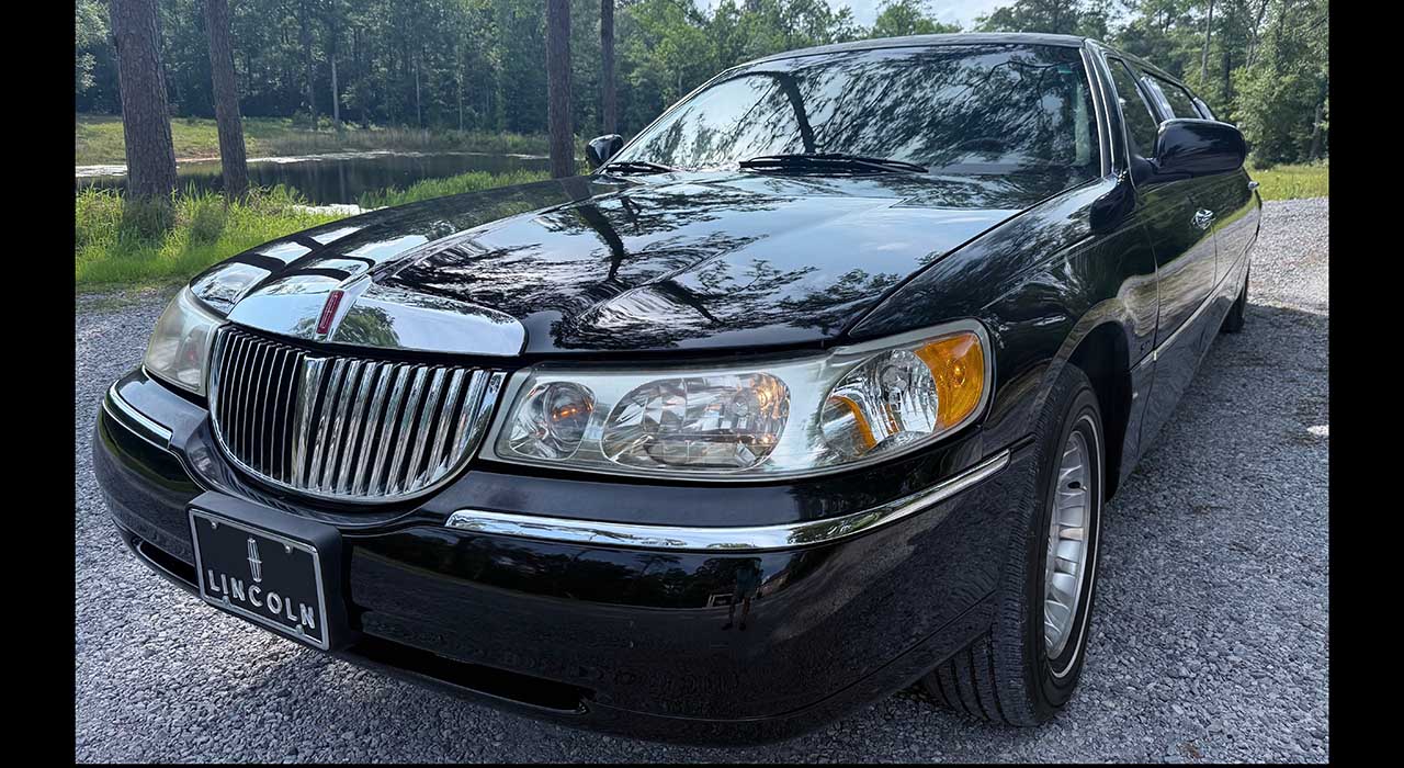 1st Image of a 2000 LINCOLN TOWN CAR EXECUTIVE
