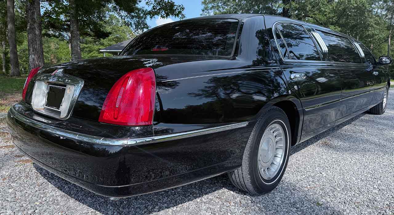 2nd Image of a 2000 LINCOLN TOWN CAR EXECUTIVE