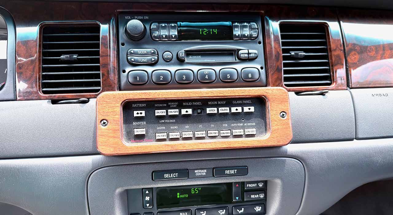 4th Image of a 2000 LINCOLN TOWN CAR EXECUTIVE