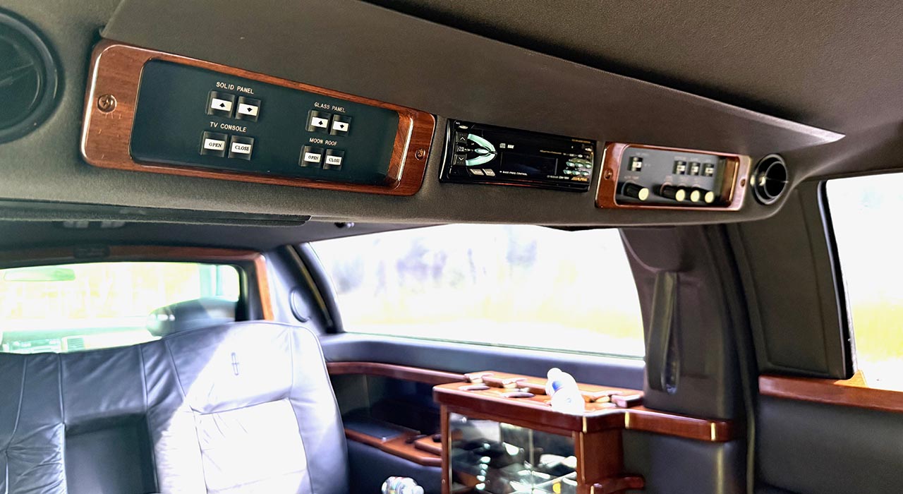 5th Image of a 2000 LINCOLN TOWN CAR EXECUTIVE