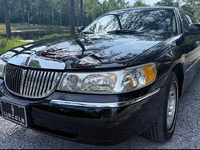 Image 2 of 13 of a 2000 LINCOLN TOWN CAR EXECUTIVE
