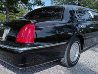 Image 3 of 13 of a 2000 LINCOLN TOWN CAR EXECUTIVE