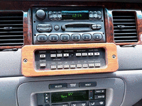 Image 5 of 13 of a 2000 LINCOLN TOWN CAR EXECUTIVE
