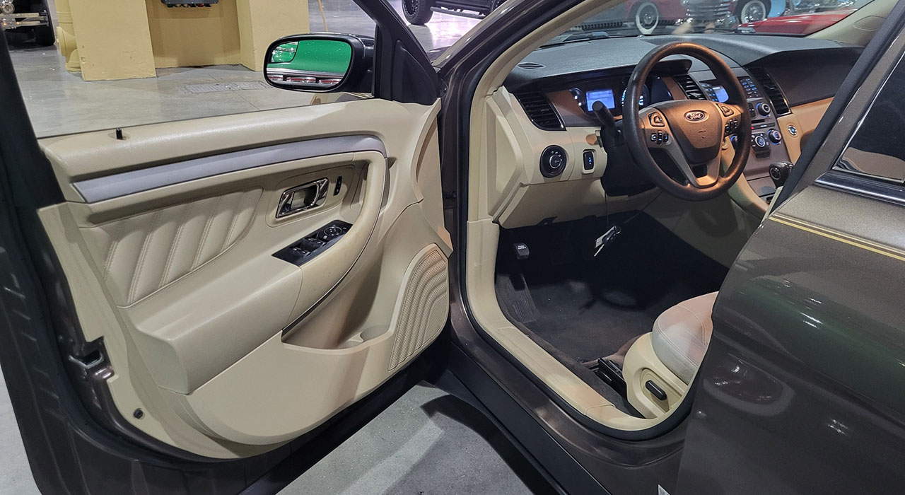 2nd Image of a 2015 FORD TAURUS SE