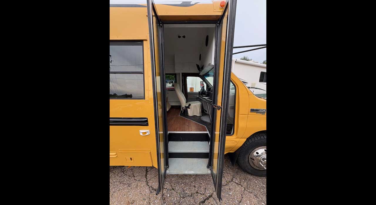8th Image of a 1998 FORD ECONOLINE E350 SUPER DUTY