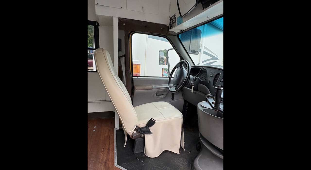 9th Image of a 1998 FORD ECONOLINE E350 SUPER DUTY