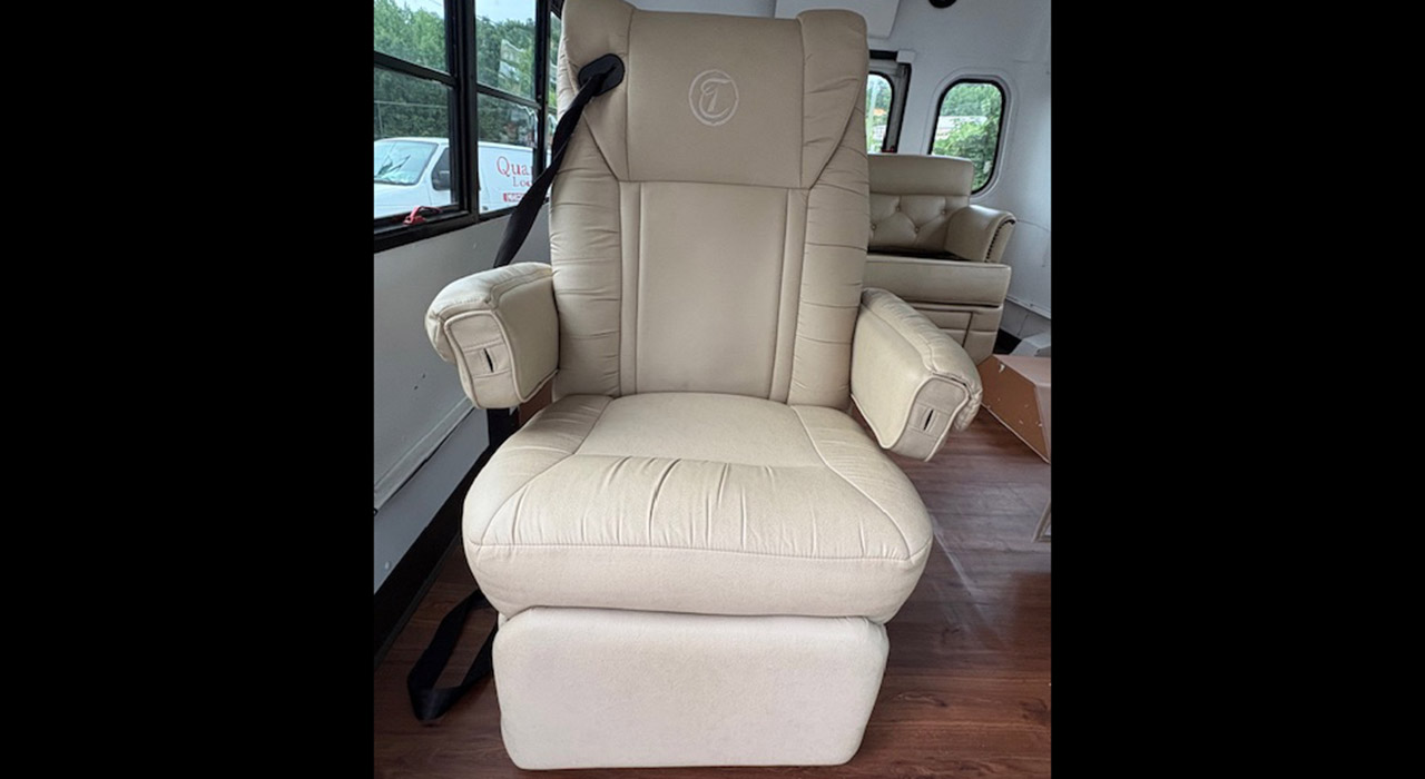 14th Image of a 1998 FORD ECONOLINE E350 SUPER DUTY