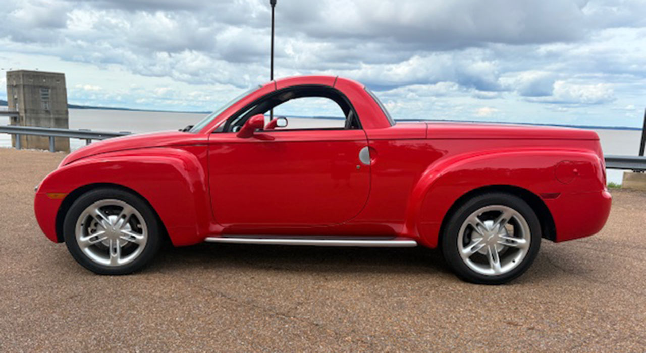 3rd Image of a 2003 CHEVROLET SSR LS