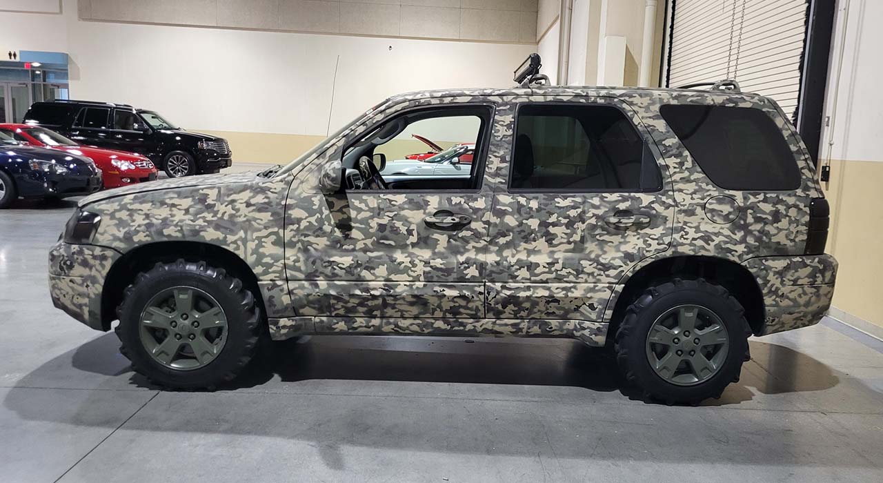 2nd Image of a 2005 FORD ESCAPE XLT