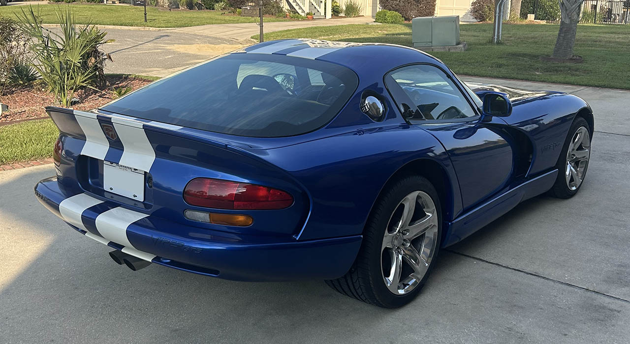 3rd Image of a 1997 DODGE VIPER GTS