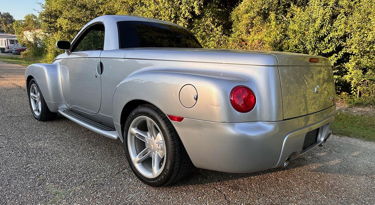 3rd Image of a 2005 CHEVROLET SSR